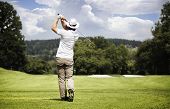 pic of golf  - Male golf player teeing - JPG 
