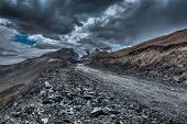 pic of pass  - Road in Himalayas near Tanglang la Pass   - JPG 