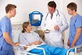 picture of medical  - American medical team by patient - JPG 
